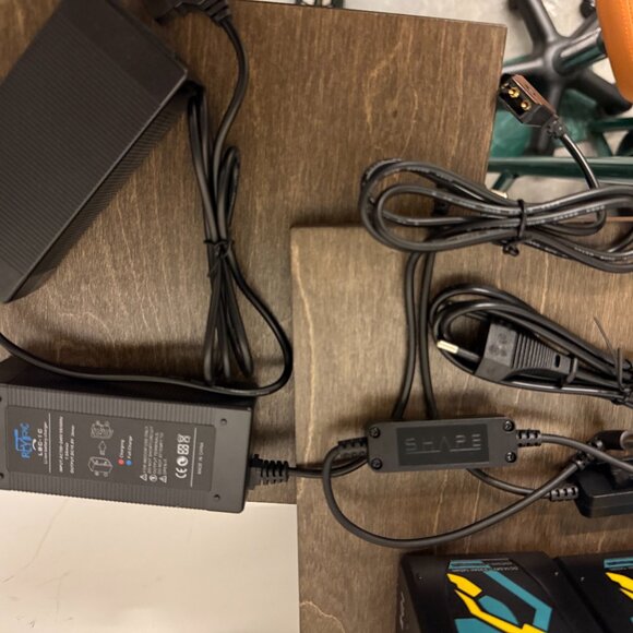 IDX Endura i-Micro 150 V-Mount Batteries (2) + Shape & RatRig Chargers Pro Video - Picture 6 of 7